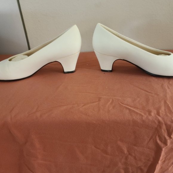 Audition Ladies Focus White Pumps (Size 7) 2" heel - Picture 5 of 12